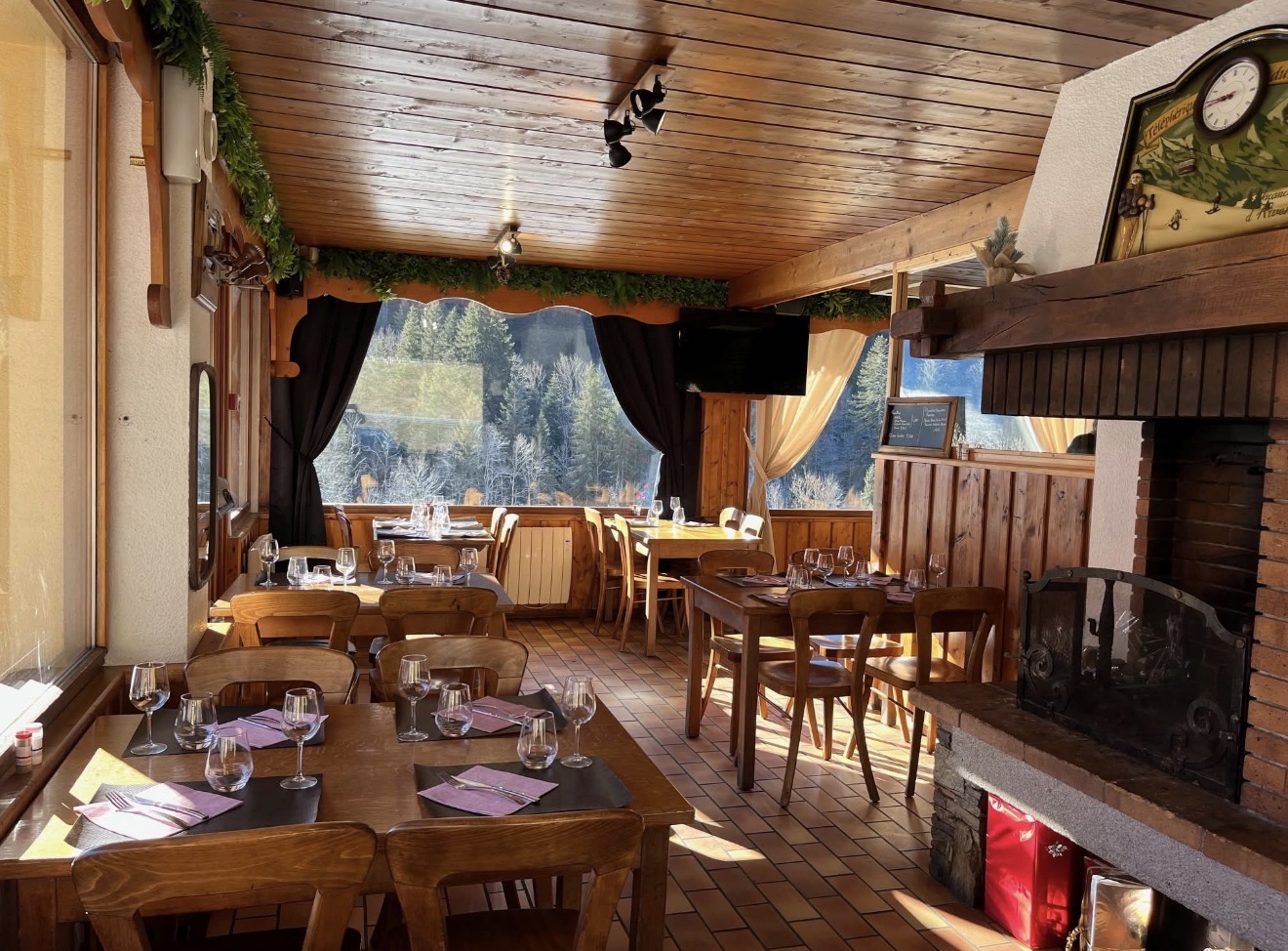 La salle intérieure du restaurant La Tête au Moine